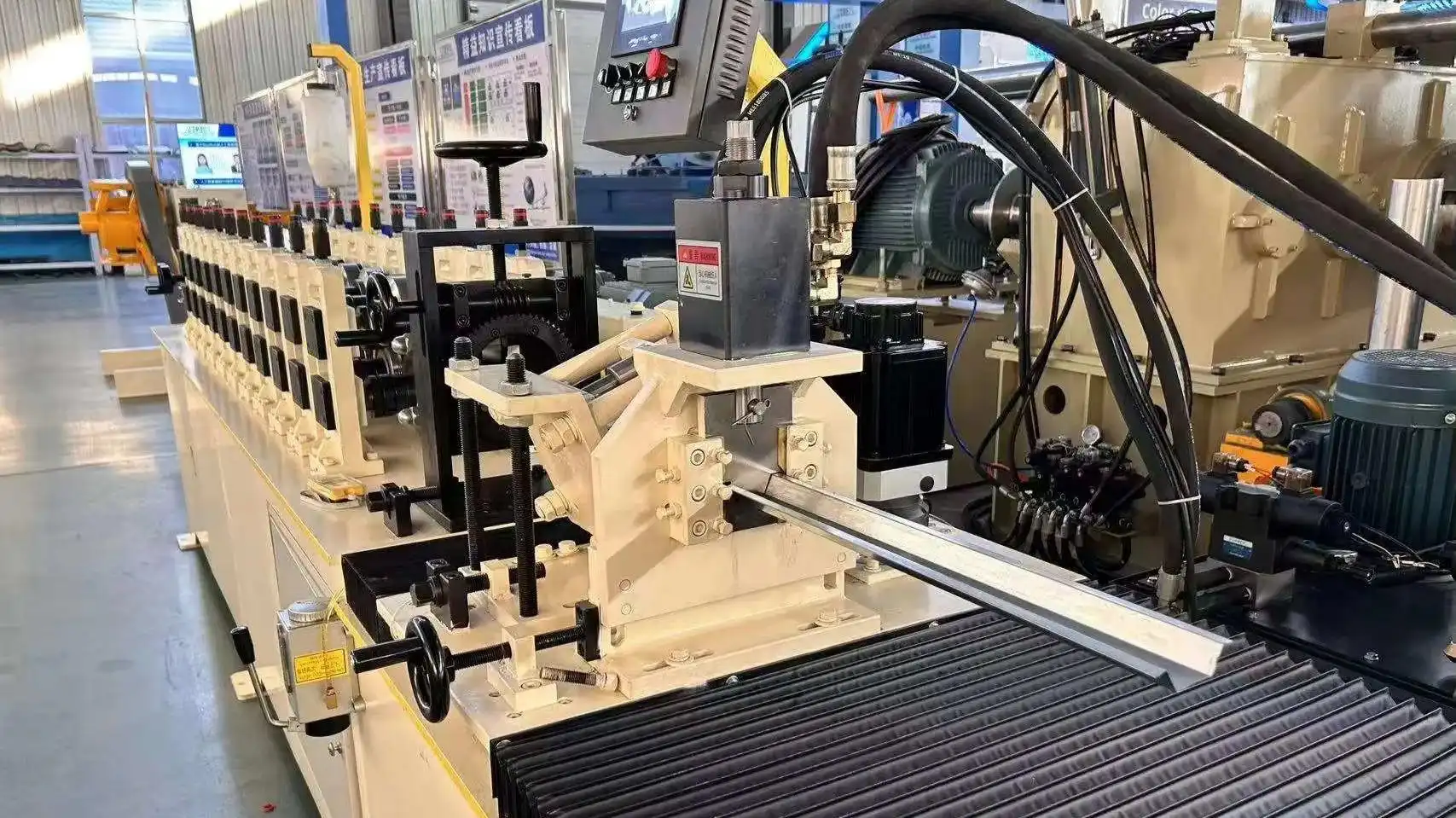 How to Choose the Best Hat Channel Roll Forming Machine for Your Supply Chain Needs